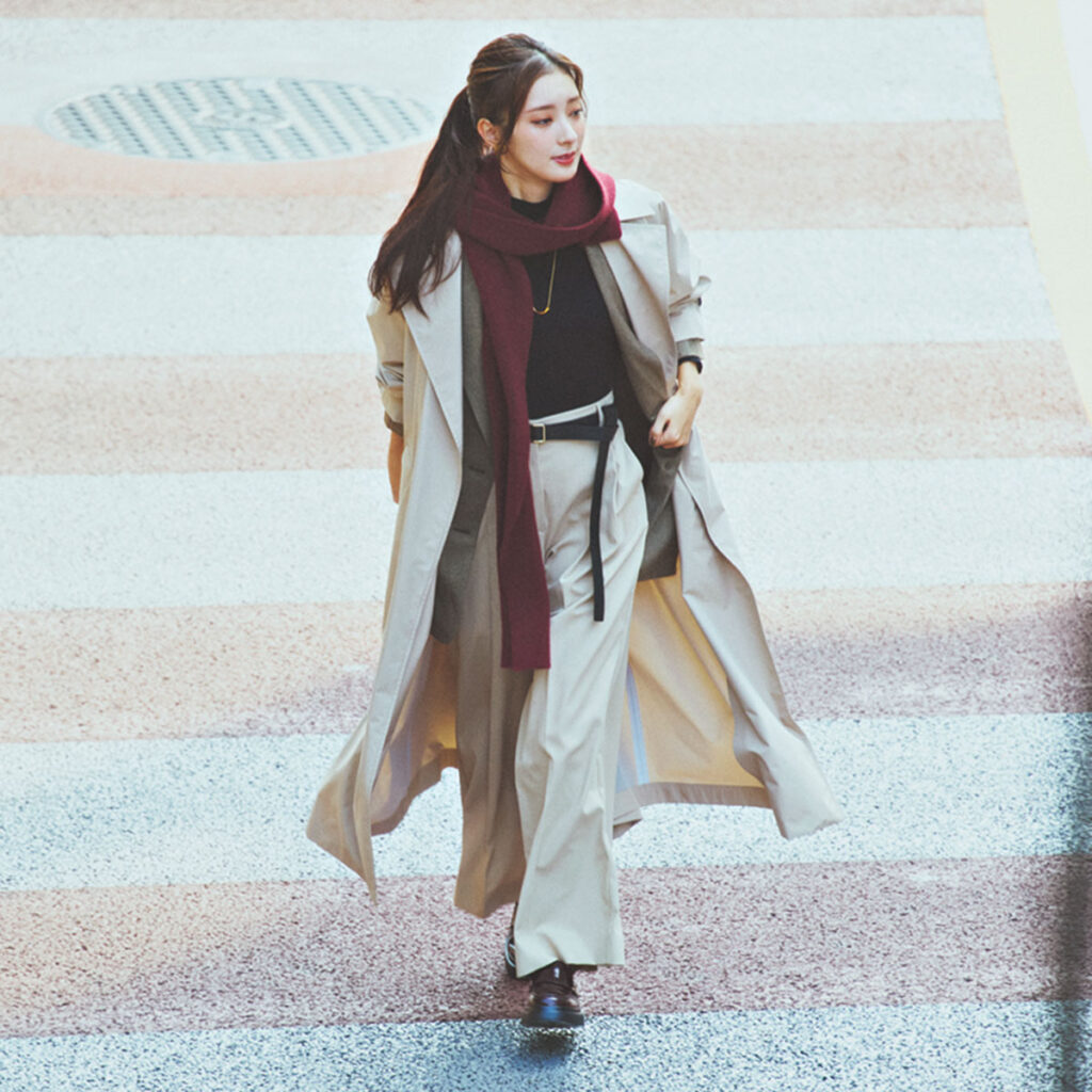 トレンチコートとチェックジャケットの重ね着コーデ