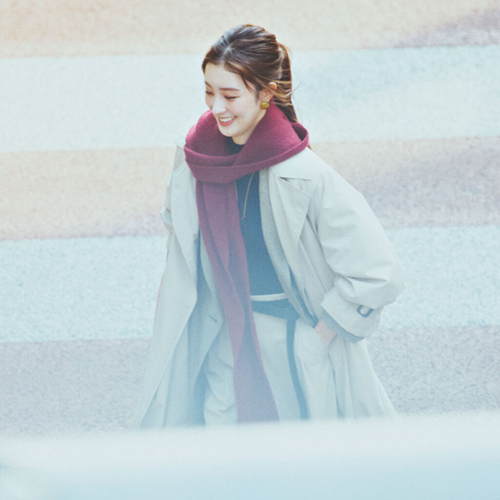 トレンチコートとチェックジャケットの重ね着コーデ