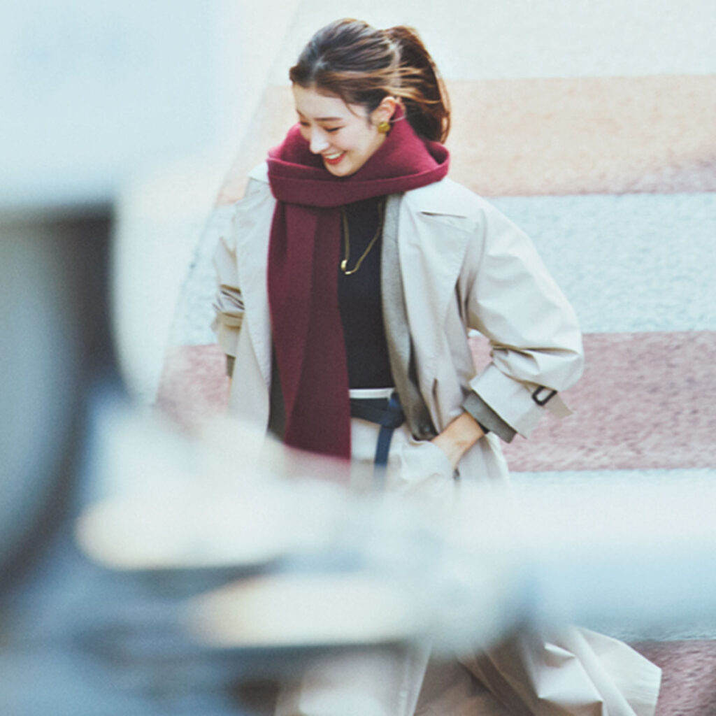 トレンチコートとチェックジャケットの重ね着コーデ