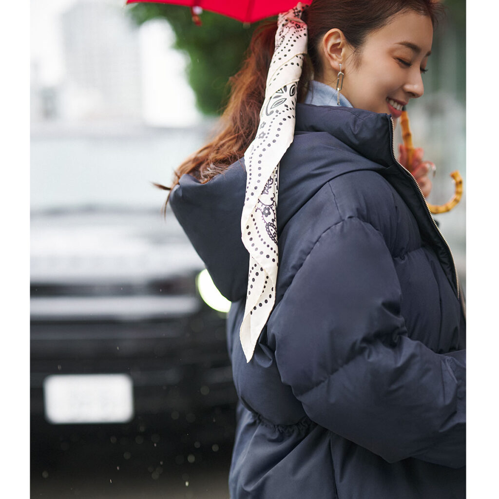 ブルーシャツにネイビーダウンのコーデ