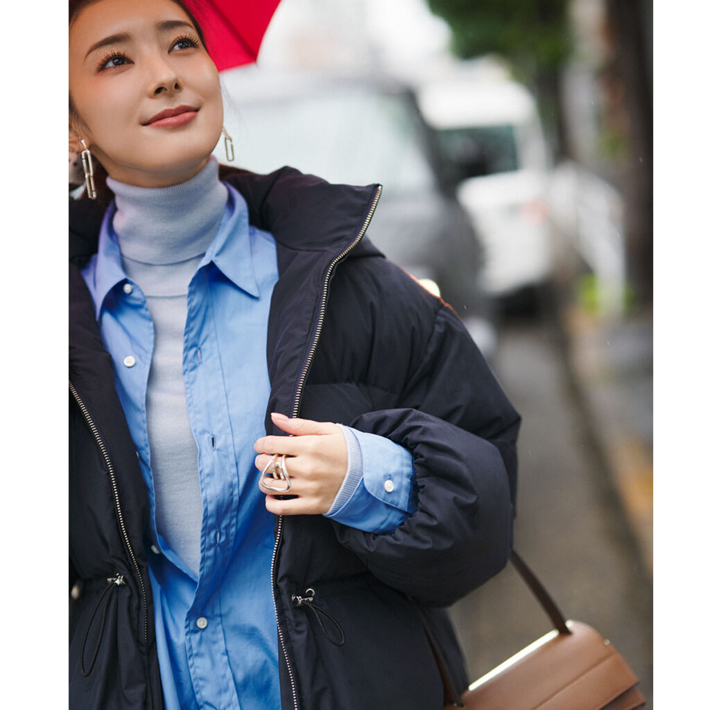 ブルーシャツにネイビーダウンのコーデ