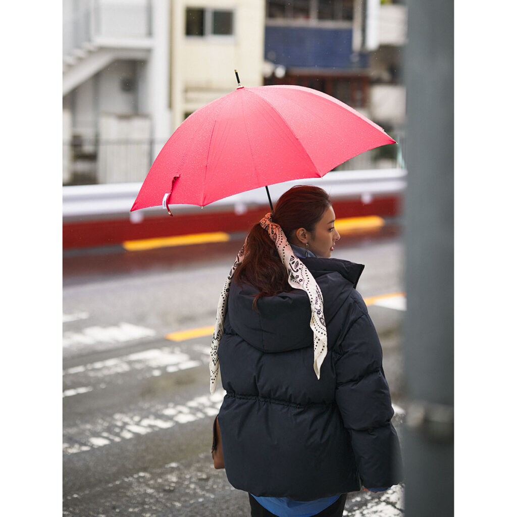 ブルーシャツにネイビーダウンのコーデ