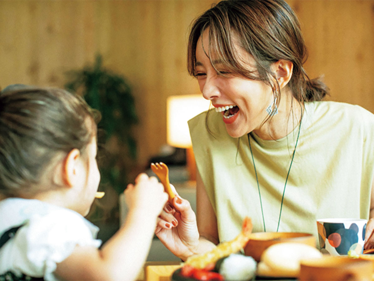 食堂101の店内で子どもに笑いかける夏菜さん