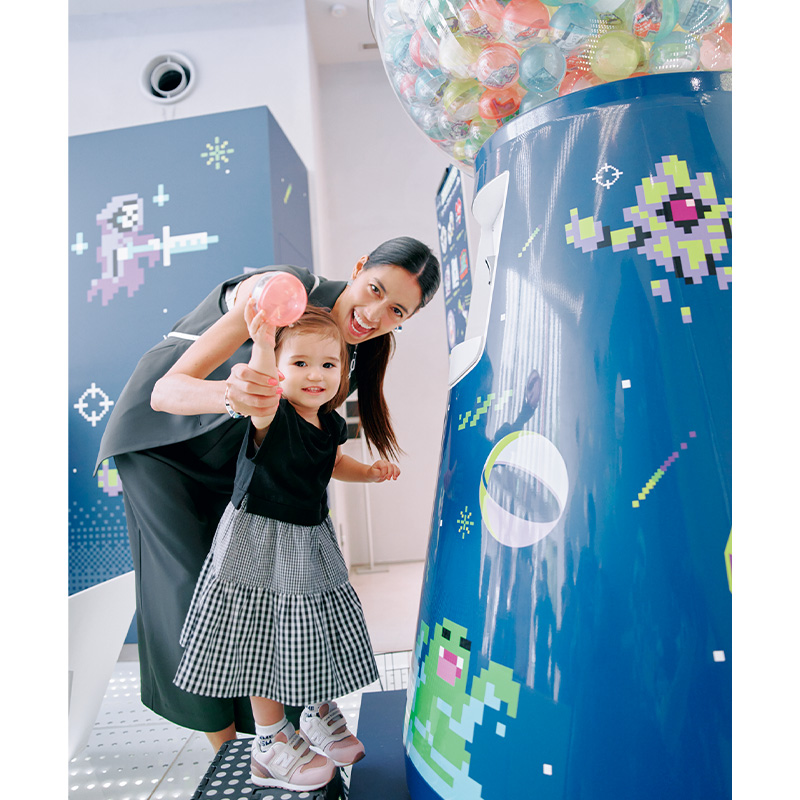 巨大なカプセルトイで遊ぶ森泉さんと子ども