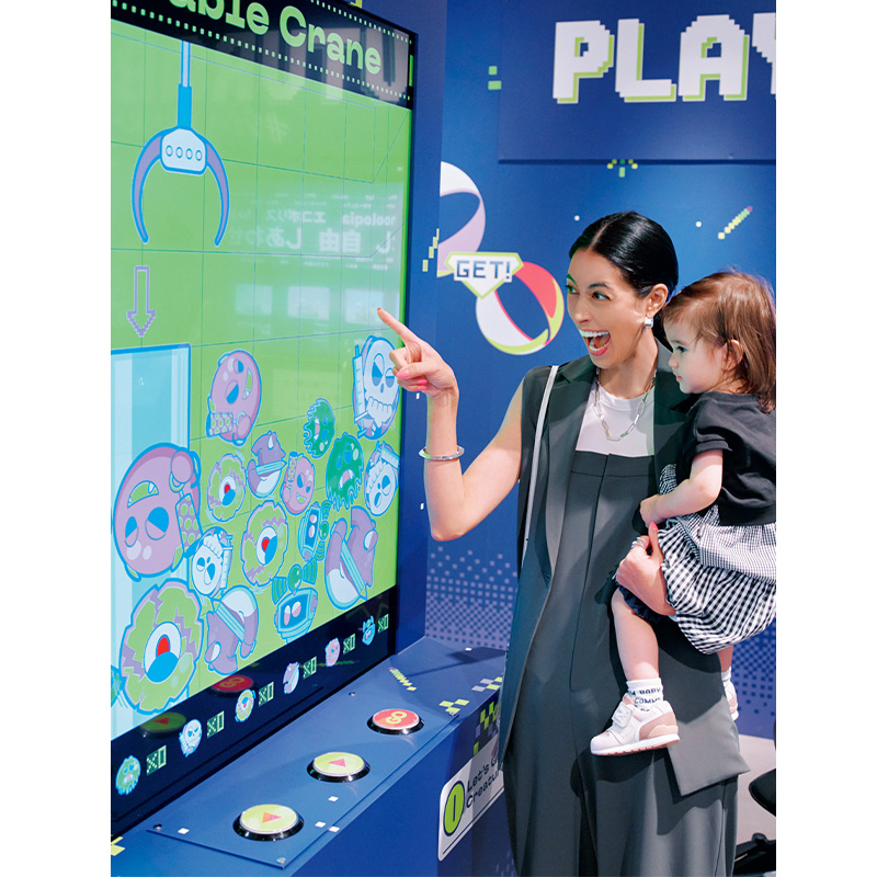 クレーンゲームを楽しむ森泉さんと子ども