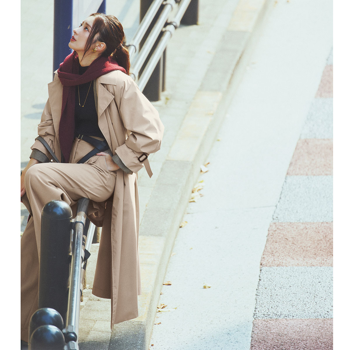 トレンチコートとチェックジャケットの重ね着コーデ