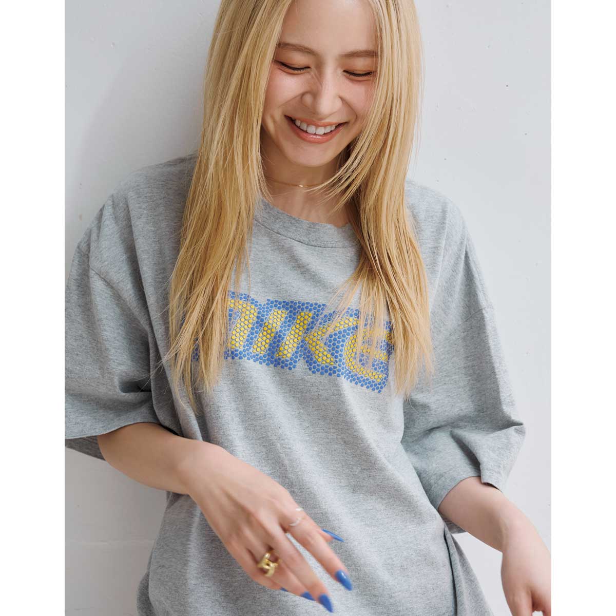 ロゴTにミニスカのコーデ
