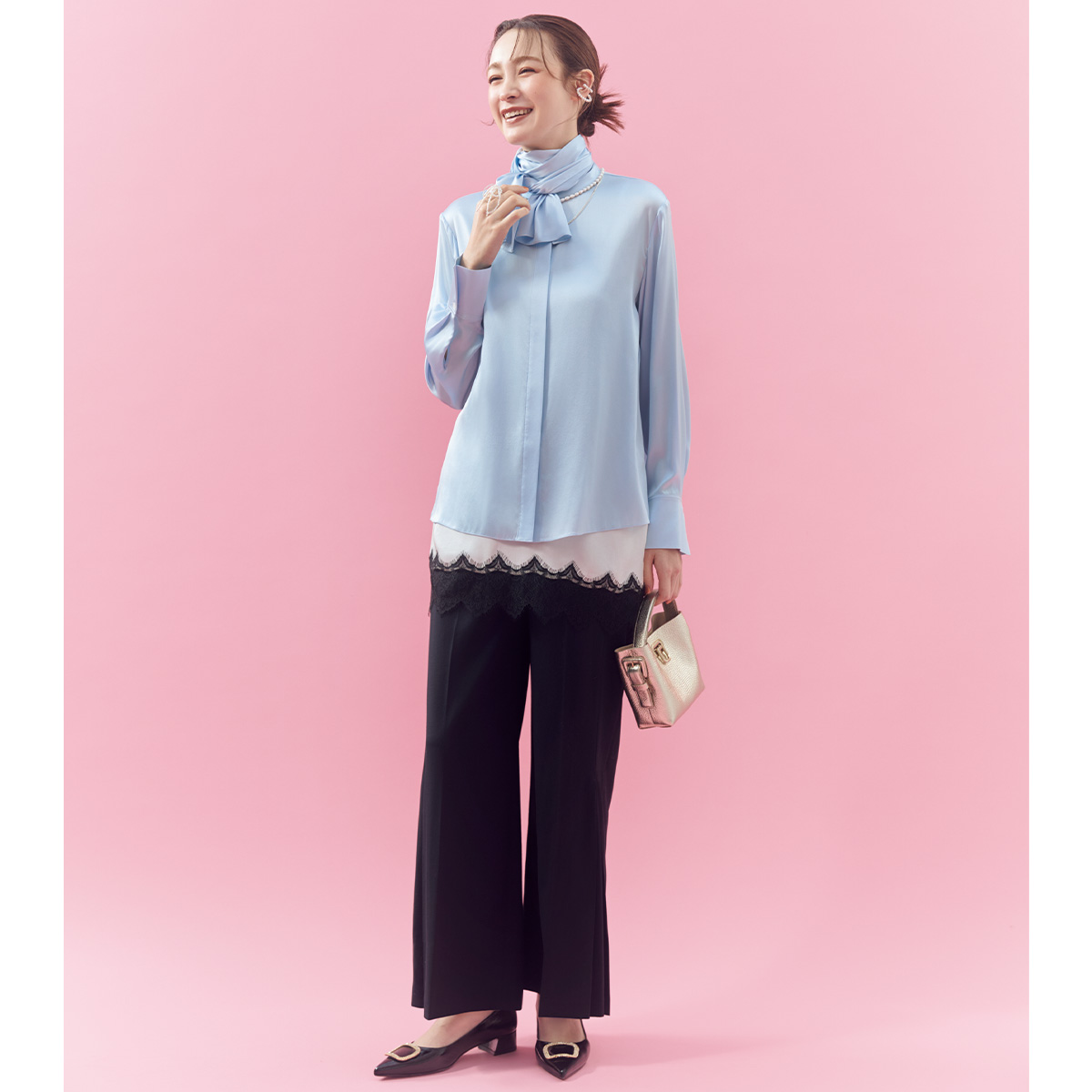 ブルーのボウタイブラウスと黒のタックパンツのお呼ばれコーデ