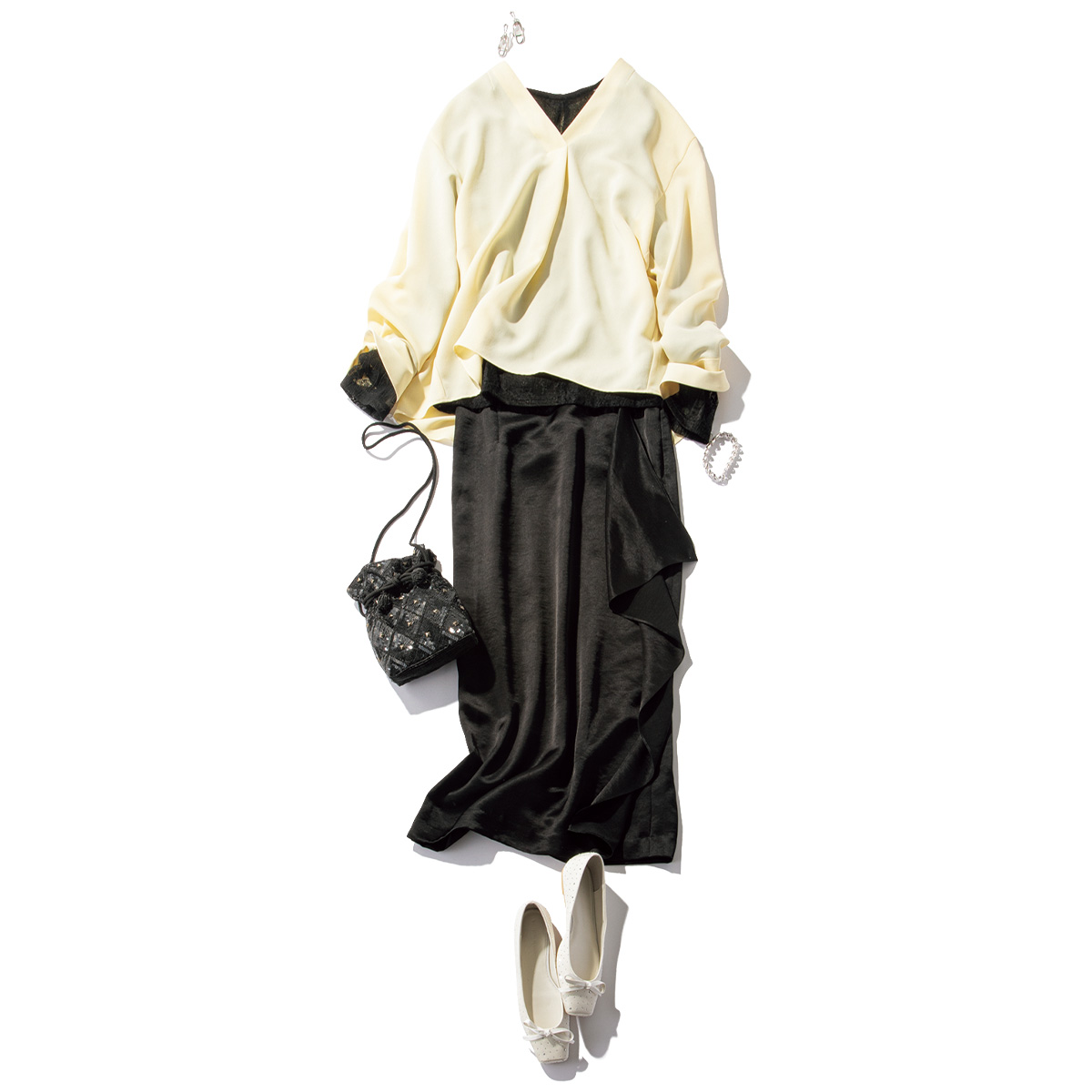 マットサテンのトップスと光沢感のあるサテンスカートのキレイめコーデ