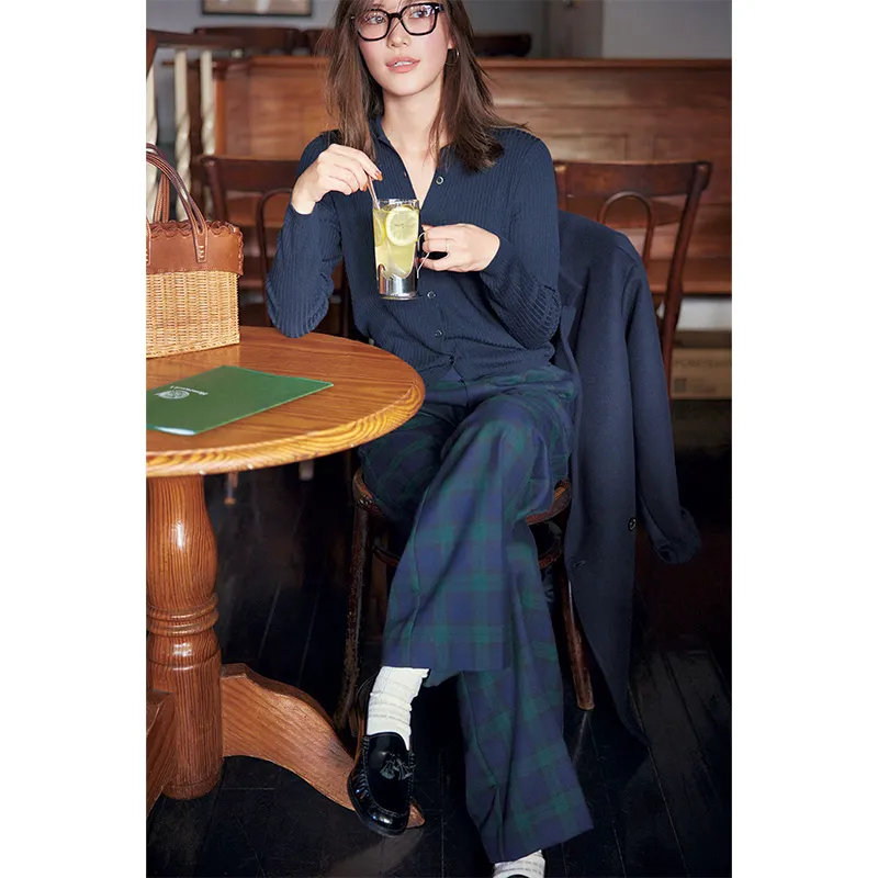 ユニクロのポロニットにチェックパンツ白ソックスにローファーのコーデ