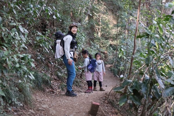 山登りをするママと双子の子ども。