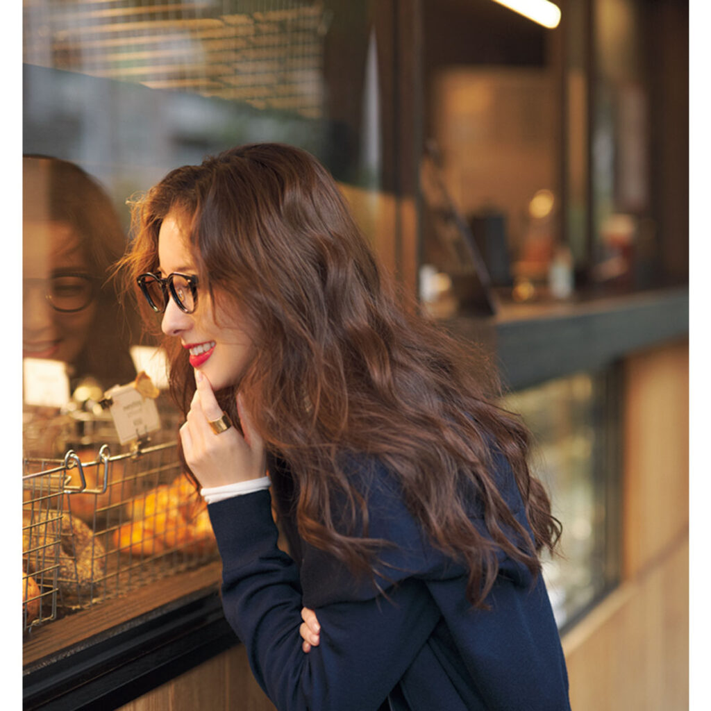 同素材ニットカーデの重ね着コーデ