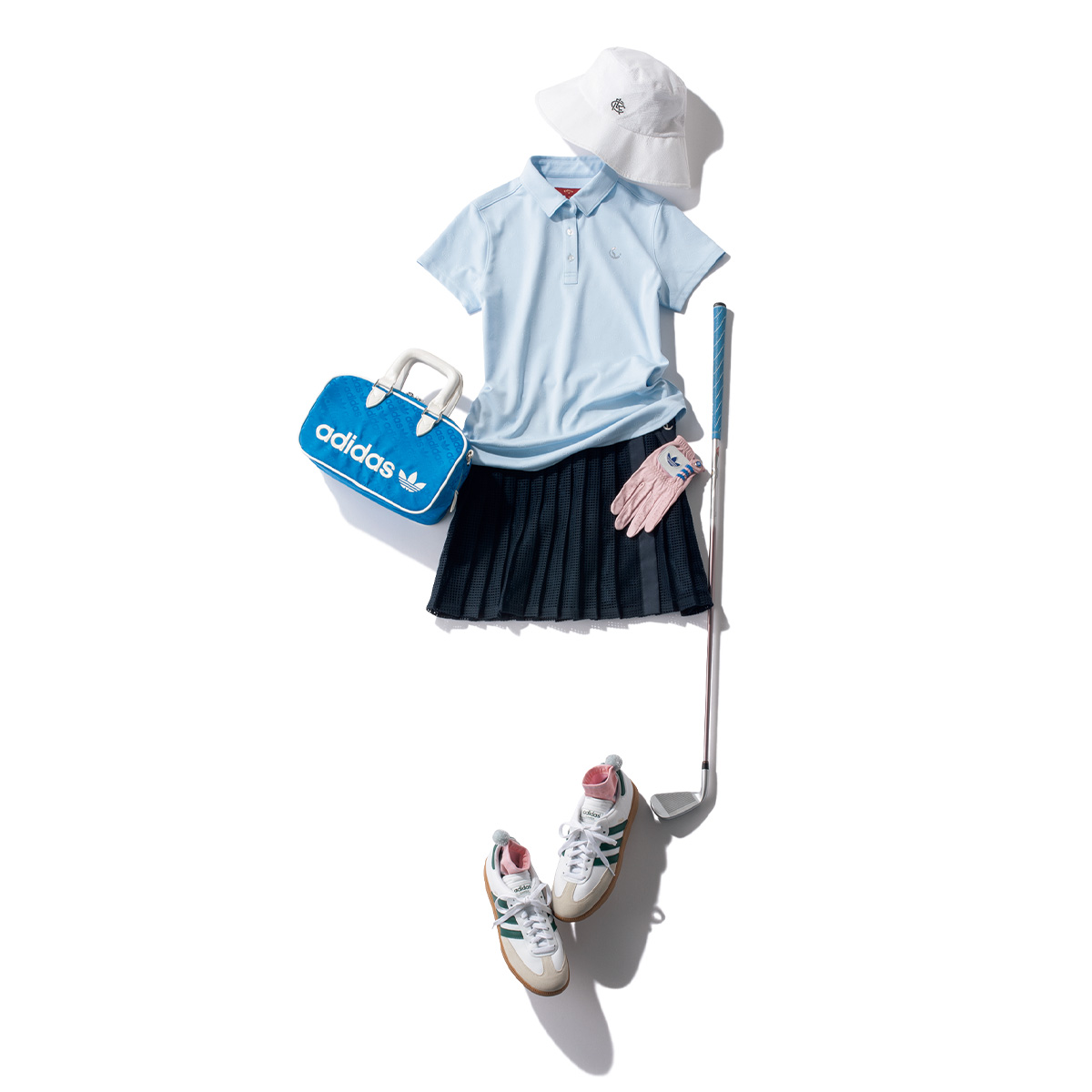 ブルーのポロシャツとプリーツスカートのゴルフコーデ