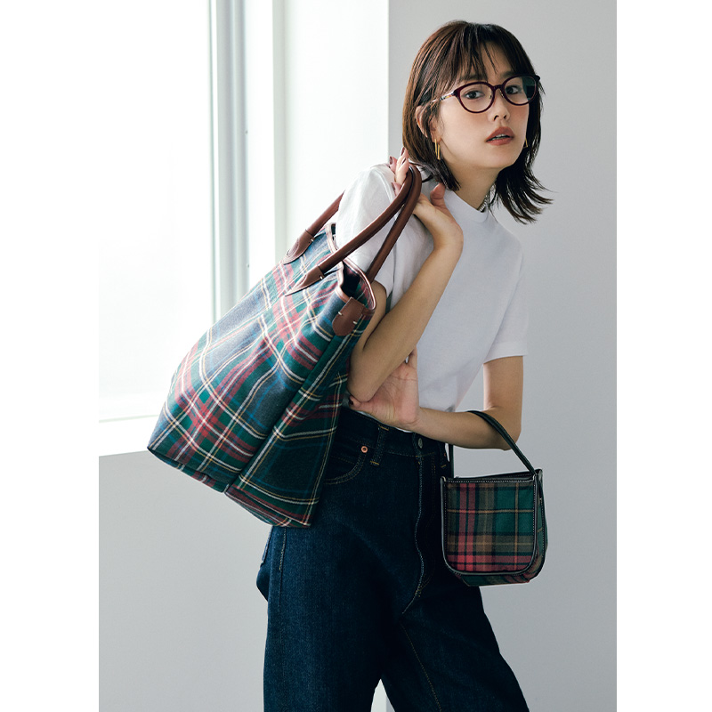 白Tシャツとデニムにタータンチェック柄のビッグトートとミニバッグを持った桐谷美玲さん