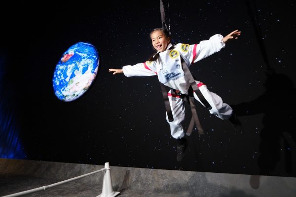 月面重力体験をする子供