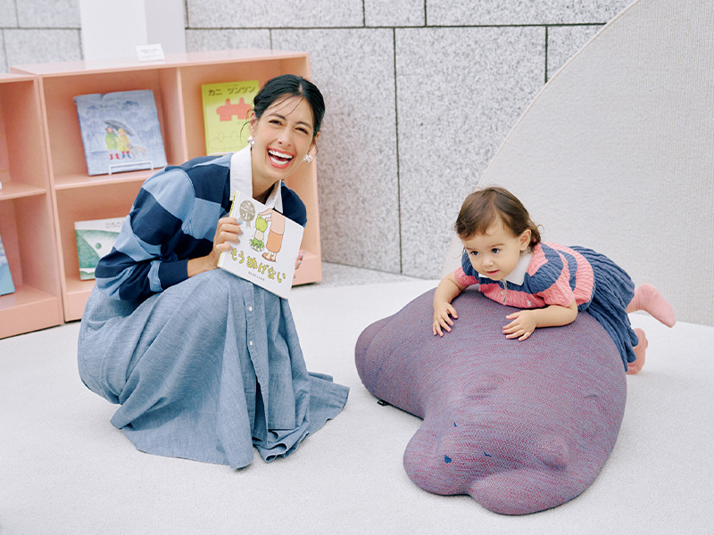横浜美術館で遊ぶ森泉さんと子ども