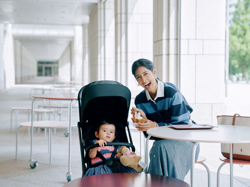 カフェでくつろぐ森泉さんと子ども