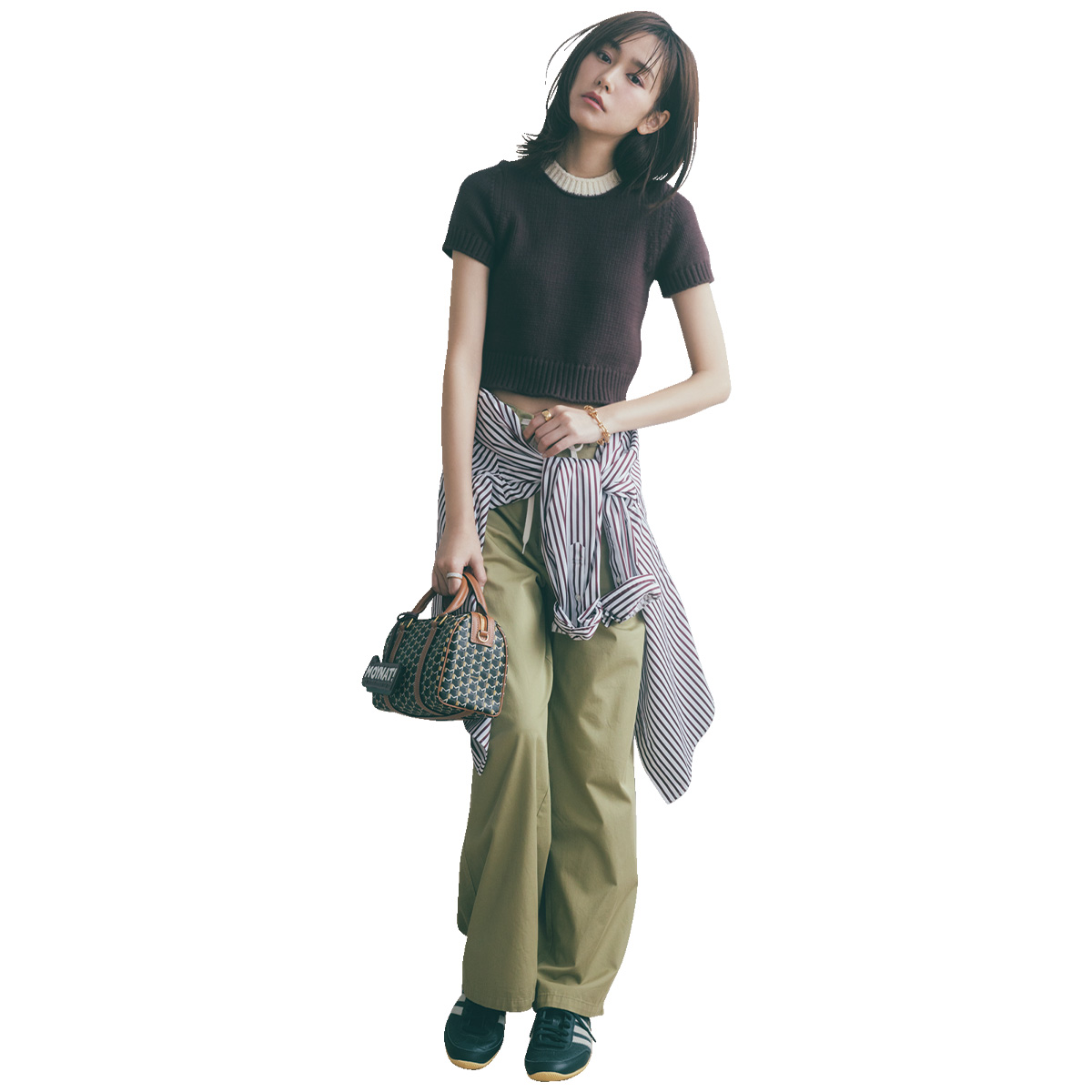 NKINITのちびTニットとチノパンにストライプ柄シャツを巻いた着こなし