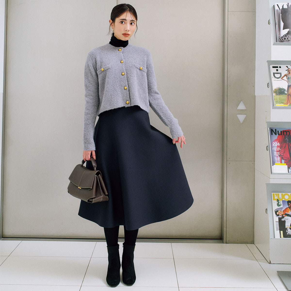金ボタンブークレカーデにボリュームスカートのコーデ