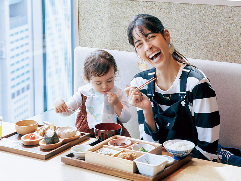 窓際のテーブル席で御膳をいただく森泉さんと子ども