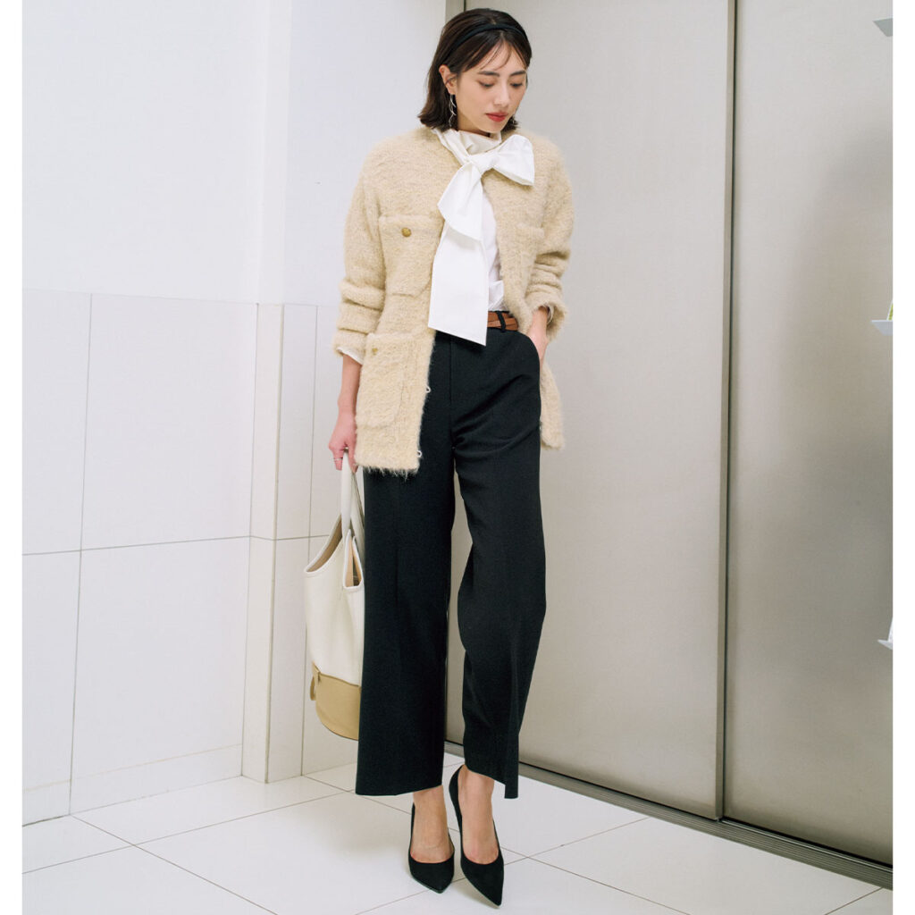 リボンブラウスにツイードニットジャケットのコーデ