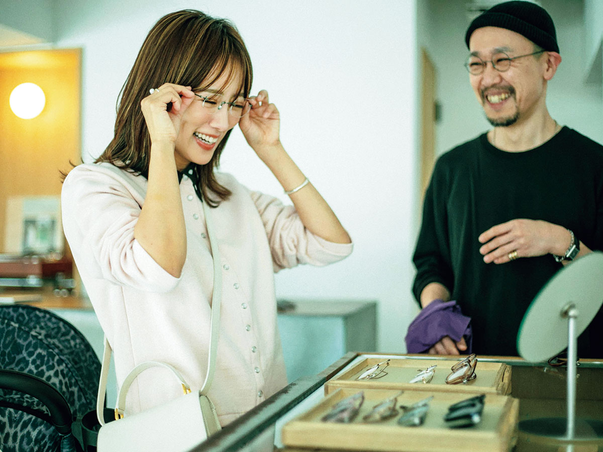 楽しそうにメガネを選ぶ様子の夏菜さん