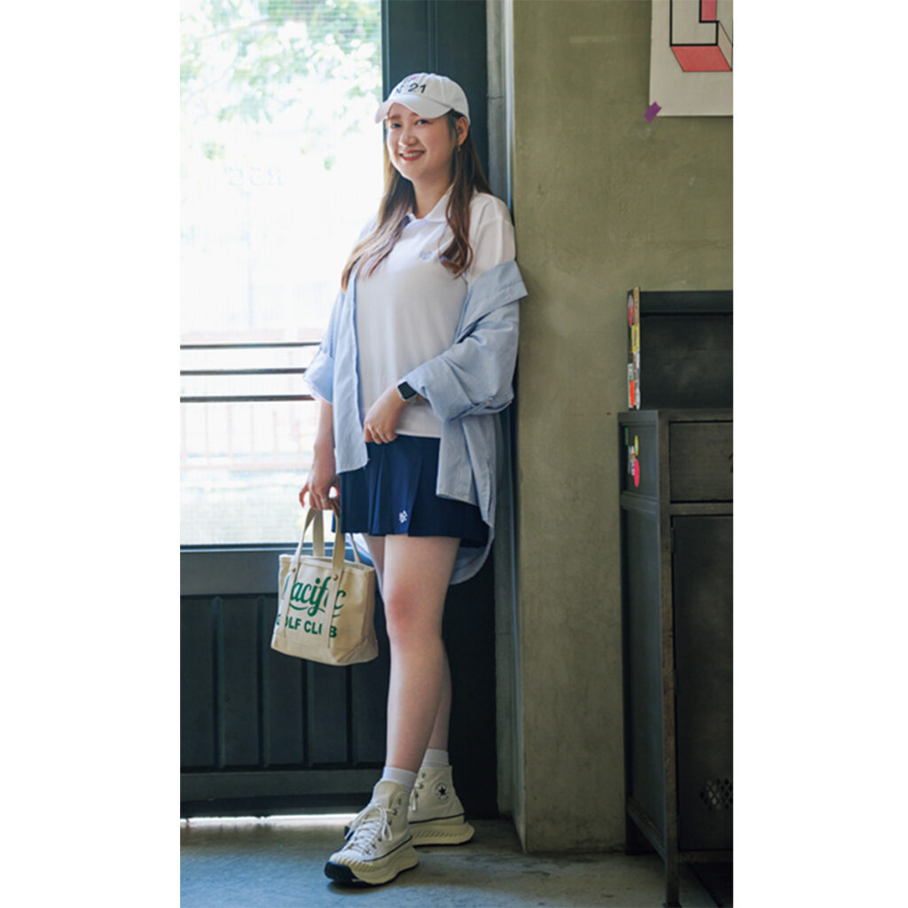 PACIFIC GOLF CLUBのポロシャツとショーツにキレイめなストライプシャツのゴルフコーデ