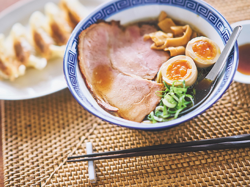 大きなチャーシューと煮卵とメンマがのったラーメンと餃子