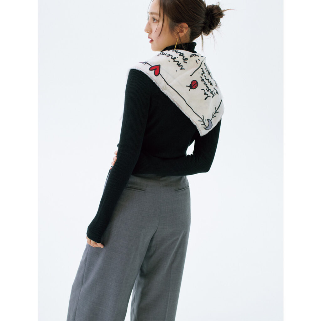 リブタートルとワイドパンツにスカーフのコーデ