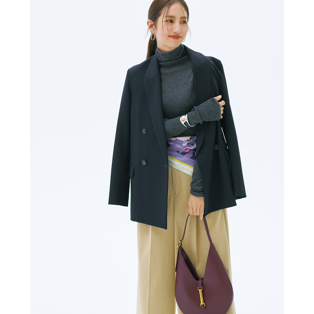 ジャケパンスタイルにスカーフの腰巻きコーデ