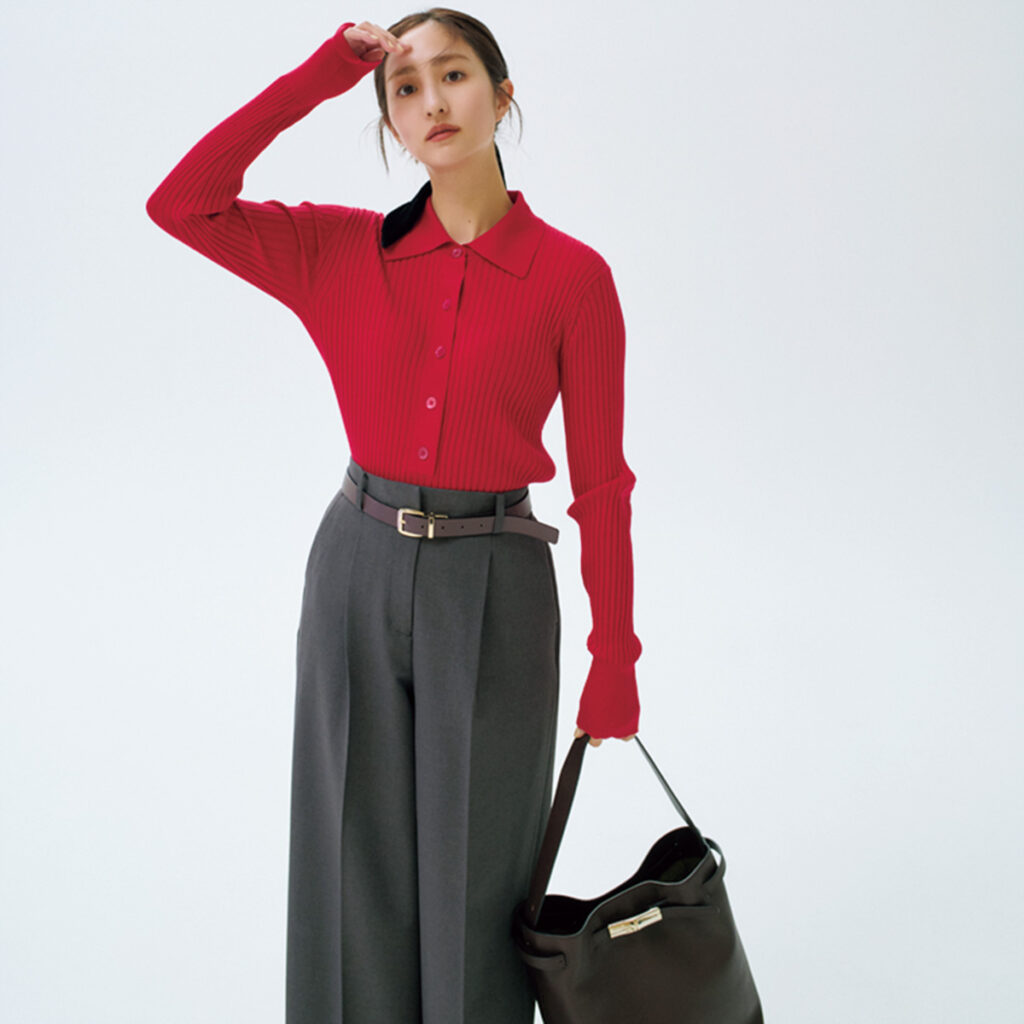 赤ポロニットにグレーパンツのコーデ