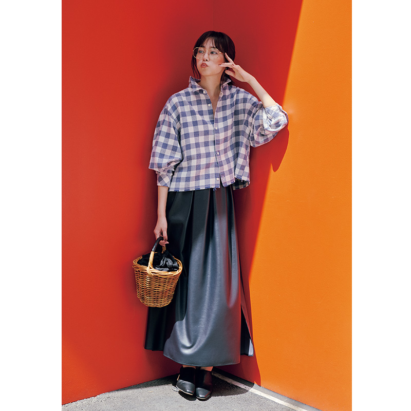 短丈＆ワイドシルエットのネルシャツとレザーのスカートにカゴバッグを持った桐谷美玲さん