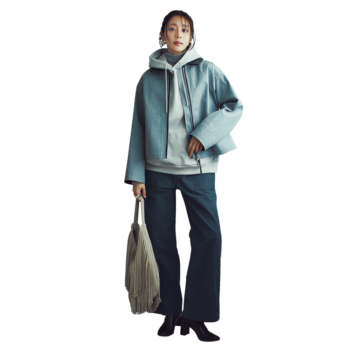 透け感のあるシアータートルにフーディとジャケットを重ね着