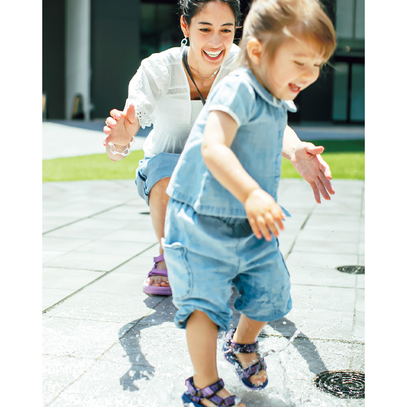 子どもと遊ぶ森泉さん