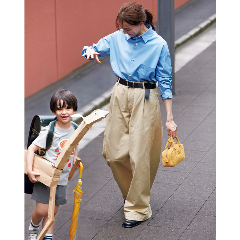 青シャツ×チノパンコーデの笹川友里さん