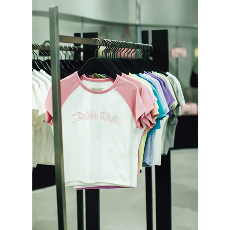 ロゴTシャツも多数