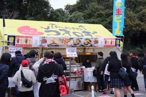 興梠慎三選手の実家が経営する「ローストチキン コオロギ」も出店。