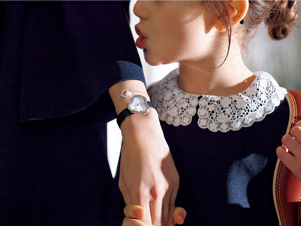 TASAKIのチャンツの腕時計とブレスレットを重ねづけした手元