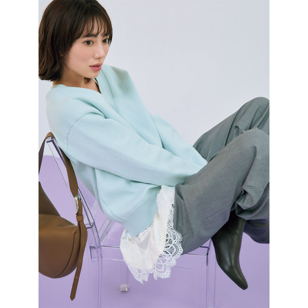 レースノースリーブ付きレイヤードニットにグレーパンツのコーデ