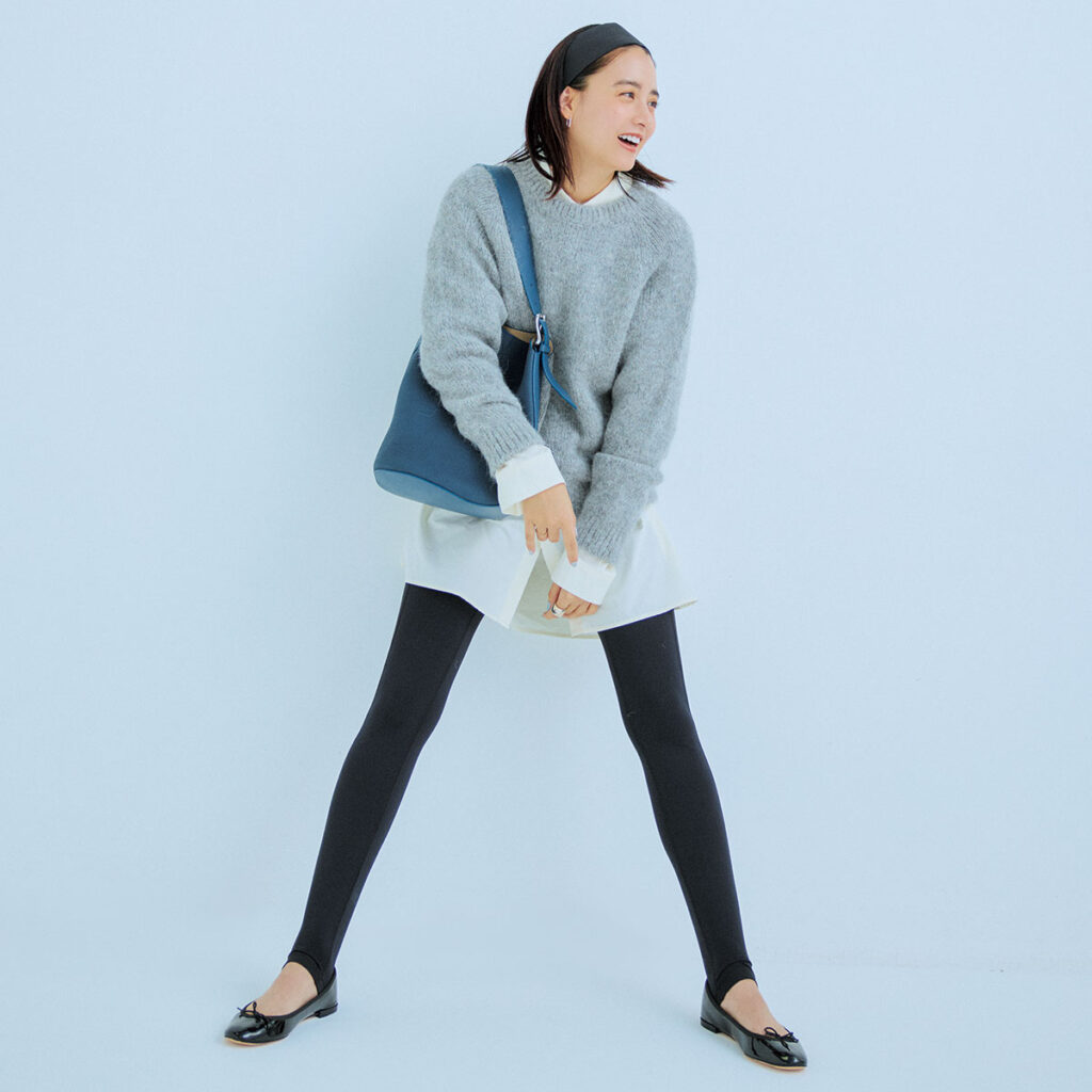 白シャツ×グレーニットにレギンスのコーデ