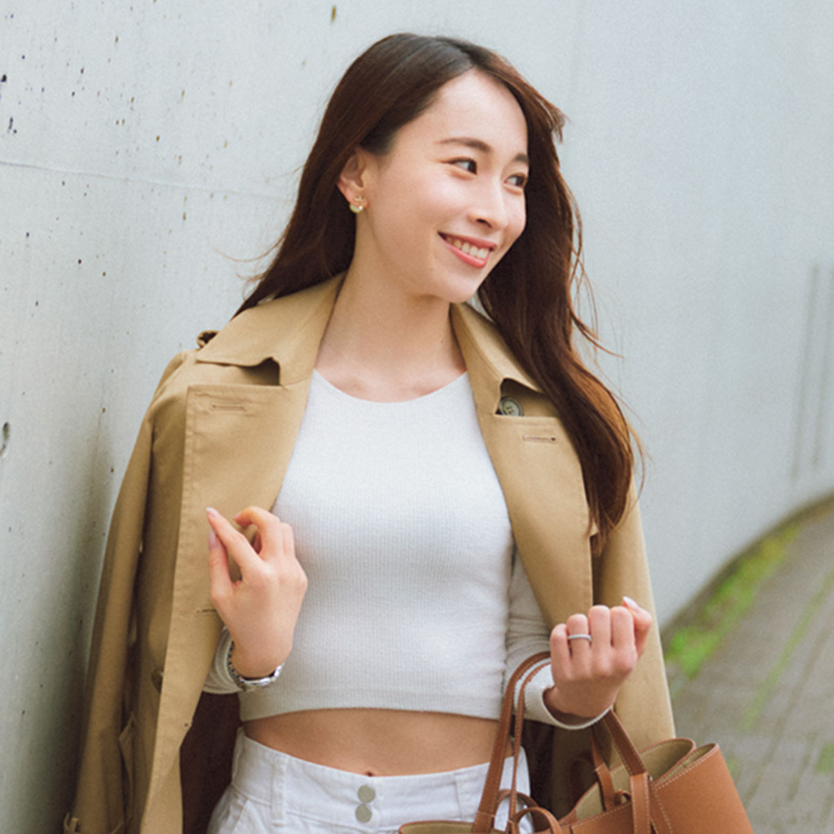 カーゴパンツとトレンチコートのコーデ