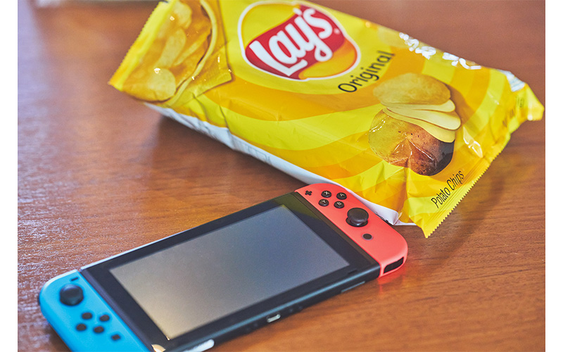 ニンテンドースイッチとポテトチップスの袋