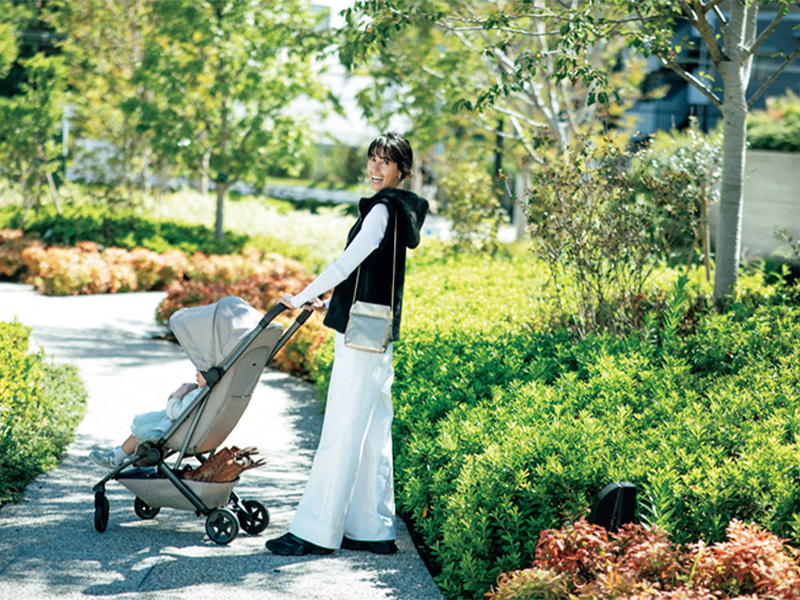 代々木公園 BE STAGEをカートで散歩する森泉さん