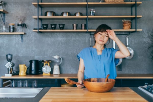 秋バテで体調不良を感じる女性