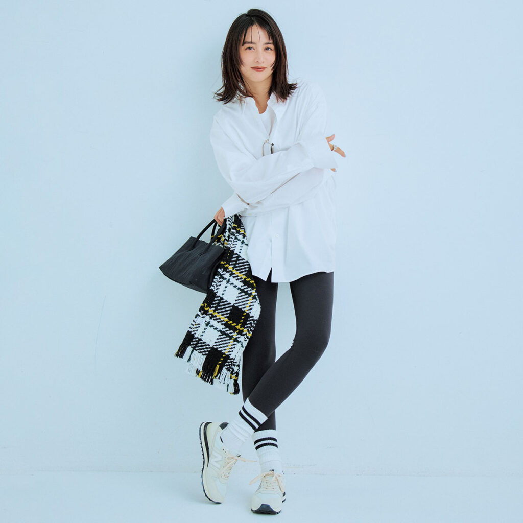 ハリ感ビッグシャツにレギンスのコーデ