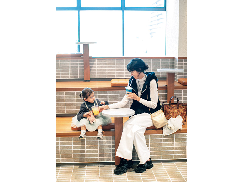 ニューバランスRun Hub 代々木公園でくつろぐ森泉さん