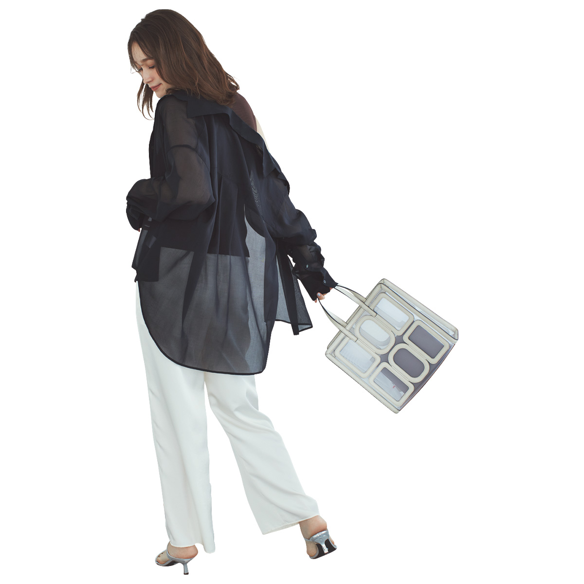 黒のシアーシャツに白のワイドパンツのコーデ
