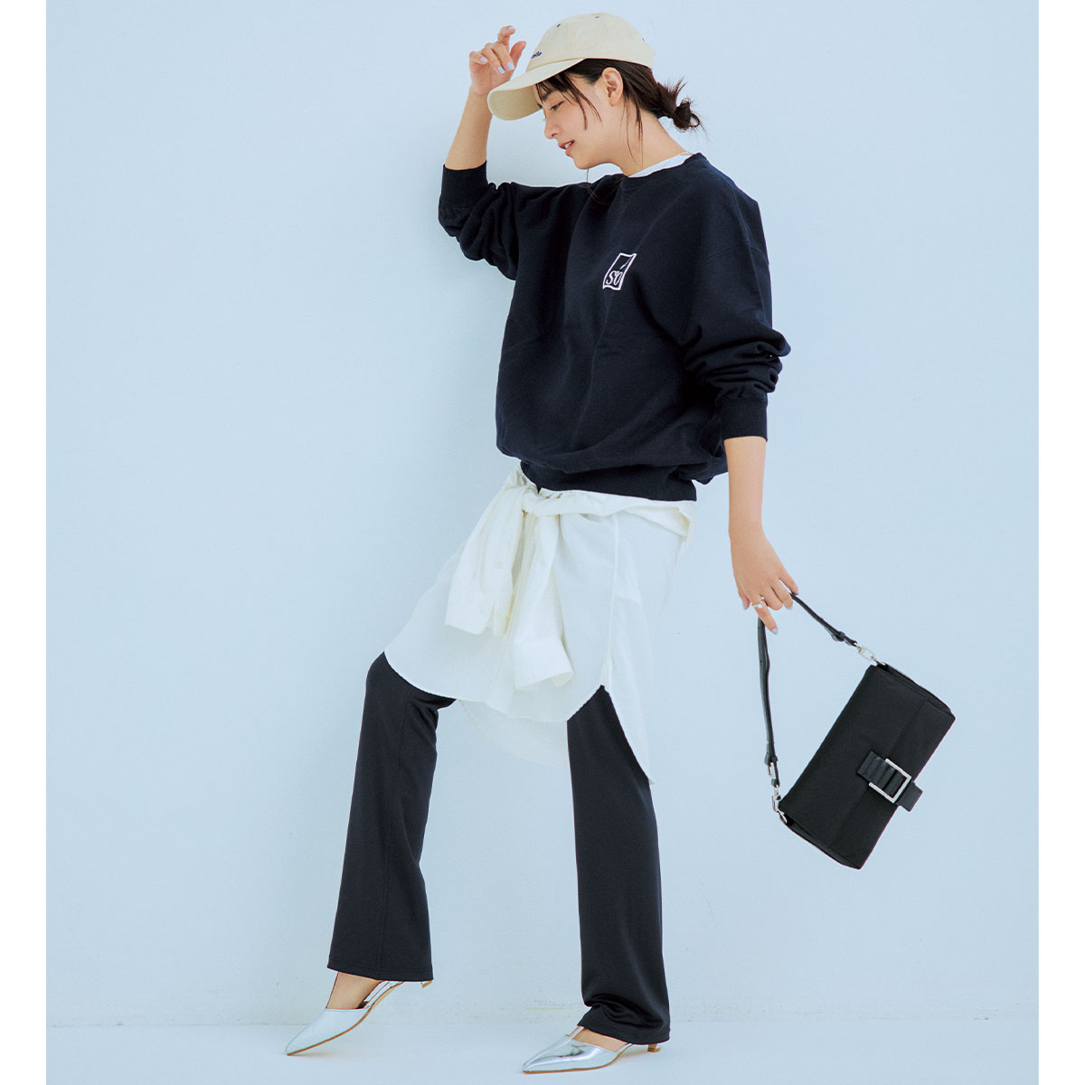 スウェットにシャツの腰巻きにレギンスのコーデ