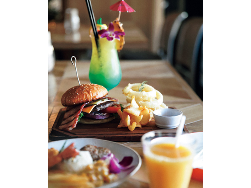 バーガーやオレンジジュースでハワイ気分