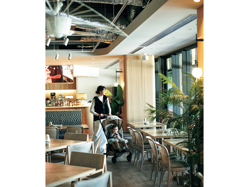 天井が高くて開放感のある店内をカートで歩く森泉さん